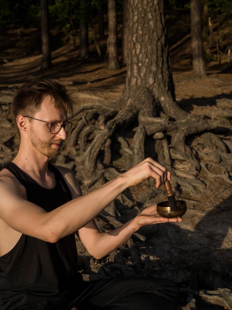 Łukasz Dunowski z instrumentem dźwiękowym - joga i dźwięk w plenerze