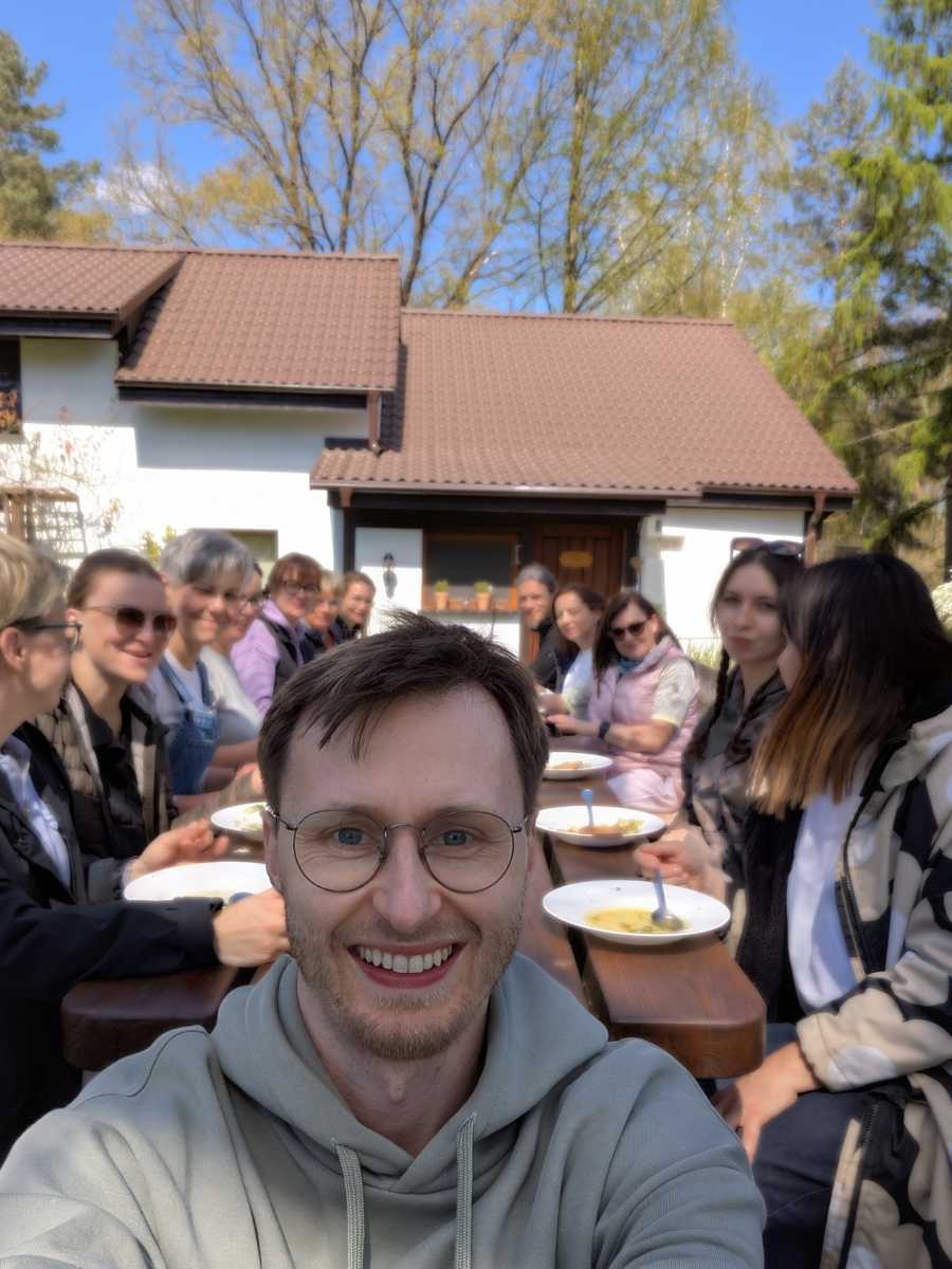 Wspólny posiłek uczestników wyjazdu jogowego w Domu pod Lipą